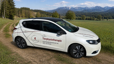 Mobil und flexibel: Das Einsatzfahrzeug der Gelenkswerkstatt für mobile Tierphysiotherapie im Münchner Osten.